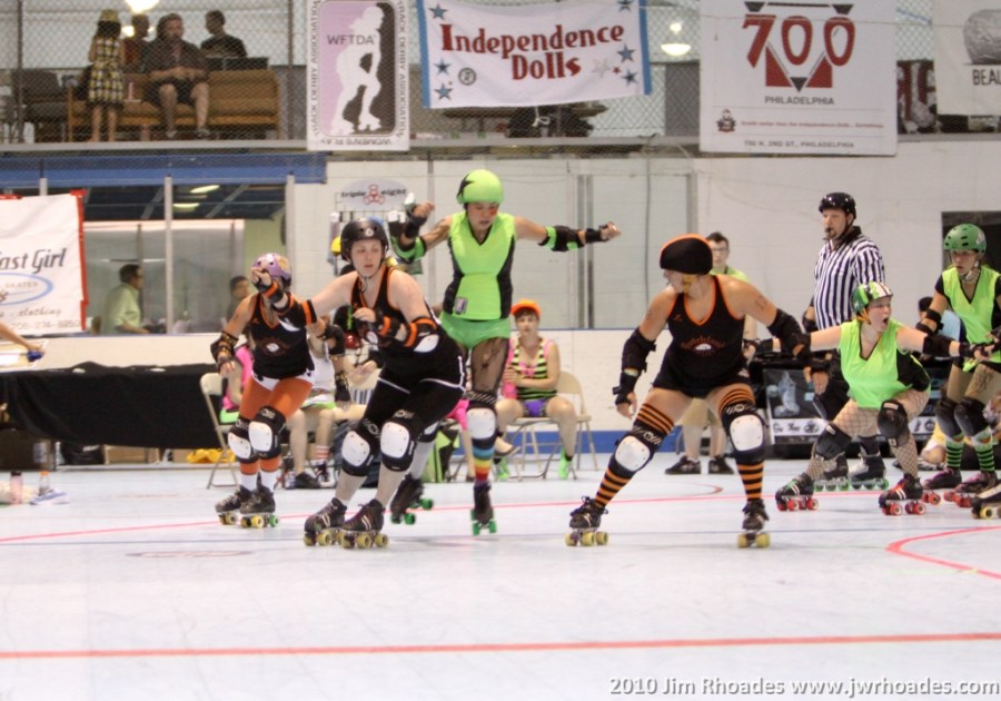 As the Dutchland blocker moves to the outside, Rainbow's Revenge hops to the in, where a huge hole is waiting for her. Photo by Jim Rhoades